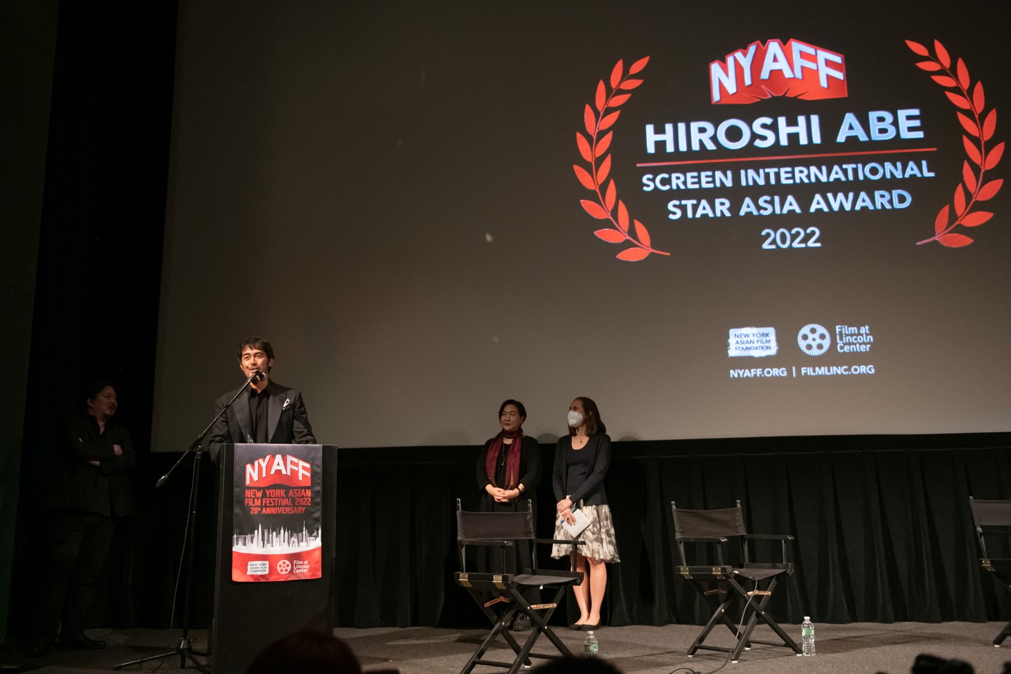 スター・アジア賞を受賞しスピーチする阿部寛。