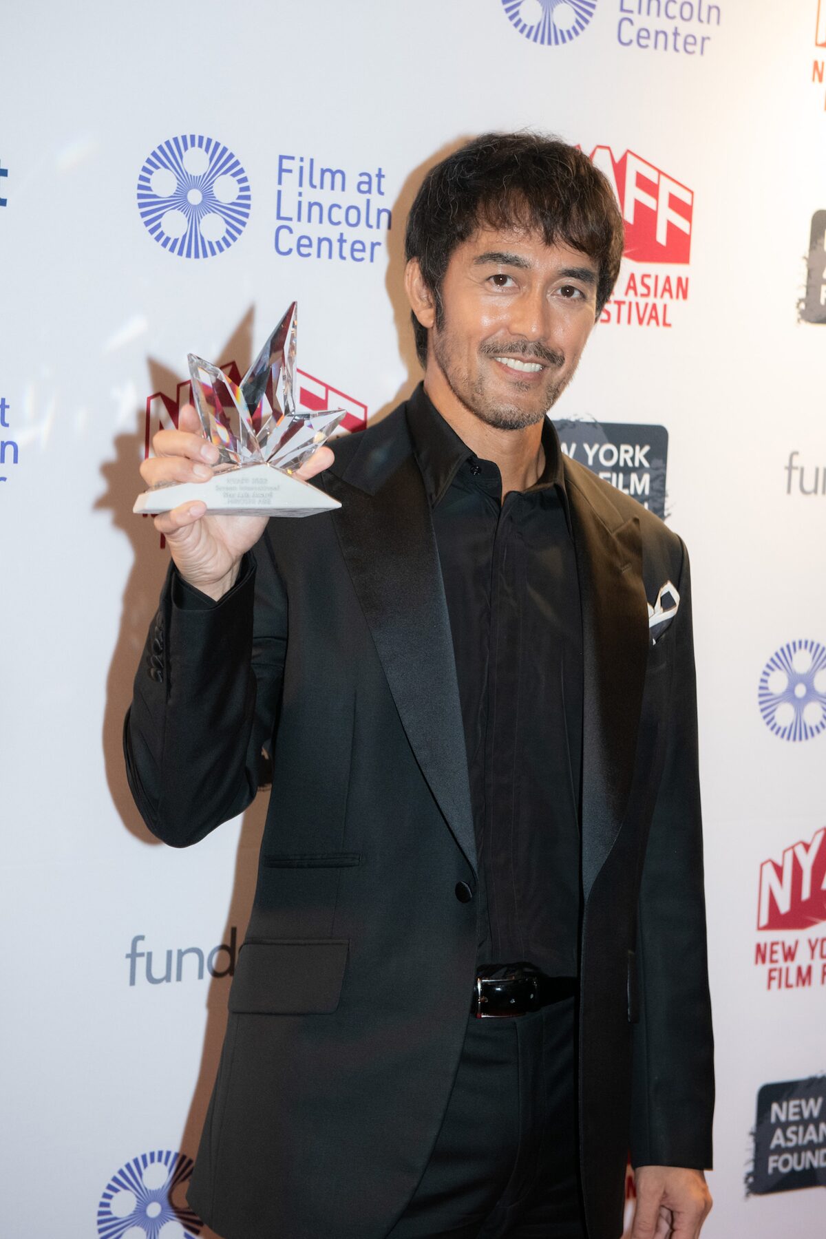 阿部寛がスター アジア賞を日本人初受賞 異動辞令は音楽隊 でnyへ 映画ナタリー