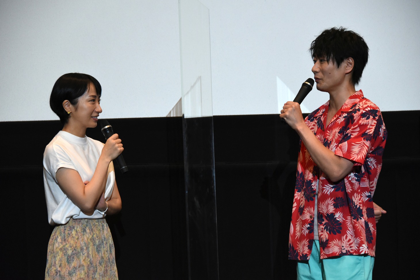左から映美くらら、戸次重幸。