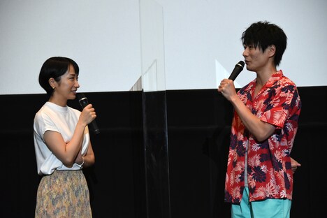 左から映美くらら、戸次重幸。