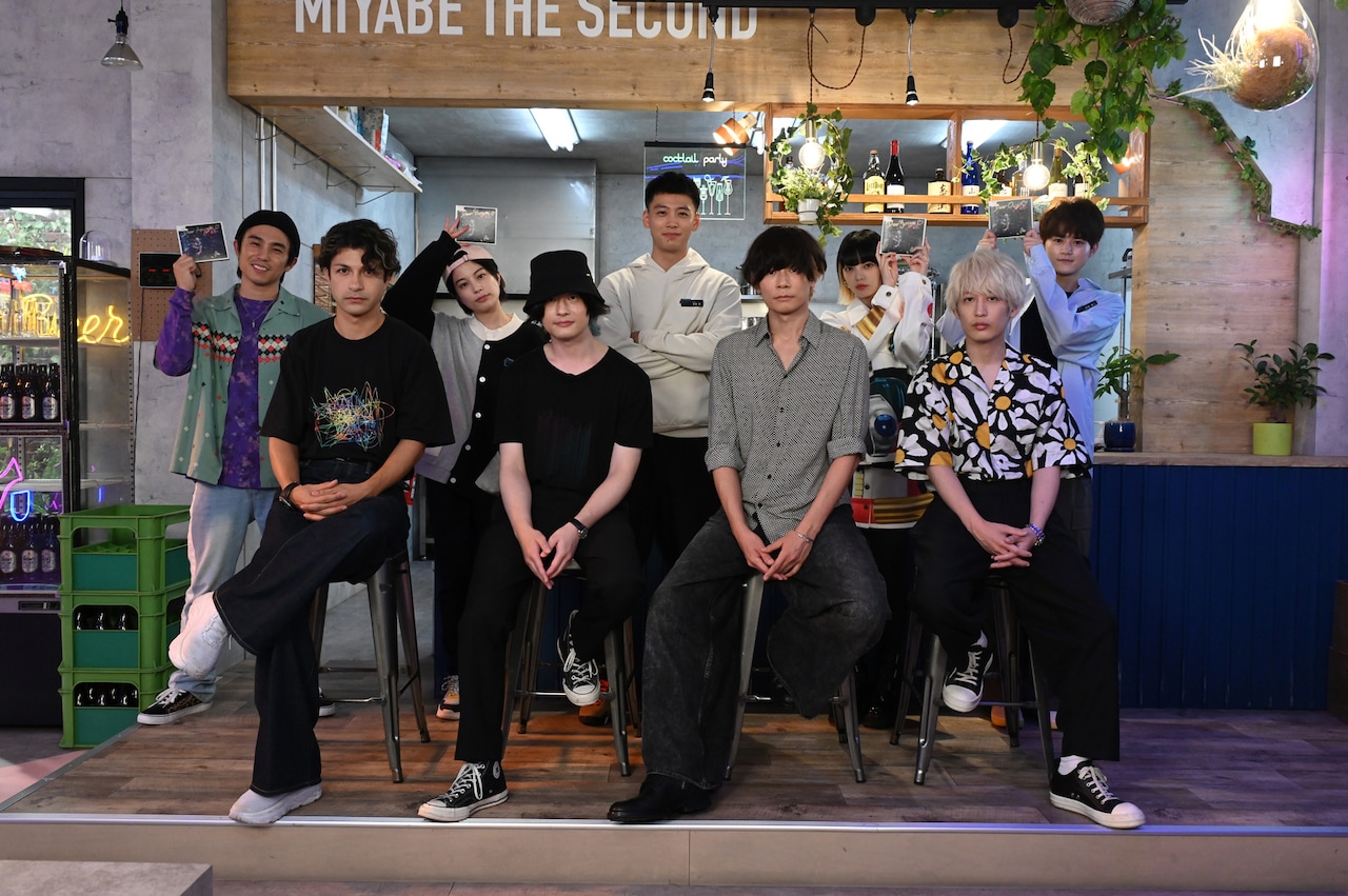 「六本木クラス」撮影現場を[Alexandros]が訪問、“有名な銘菓”に竹内涼真ら大喜び