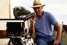 「愛と野望のナイル」撮影現場でのボブ・ラフェルソン。（写真提供：TriStar Pictures / Photofest / ゼータ イメージ）