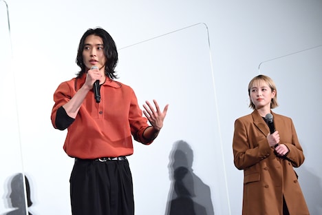 左から山崎賢人、清野菜名。