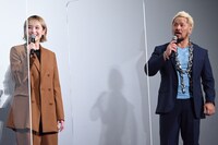 左から清野菜名、真壁刀義。