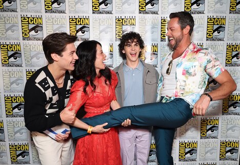 左からアッシャー・エンジェル、ルーシー・リュー、ジャック・ディラン・グレイザー、ザッカリー・リーヴァイ。