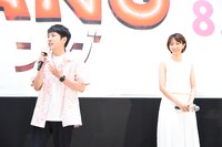 MCからサプライズ登壇の感想を聞かれ、「僕は知っていたので」と返して笑いを取る二宮和也（左）。