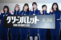 左から和泉芳怜、山岡雅弥、天野きき、辻優衣、大島璃乃、内藤花恋。