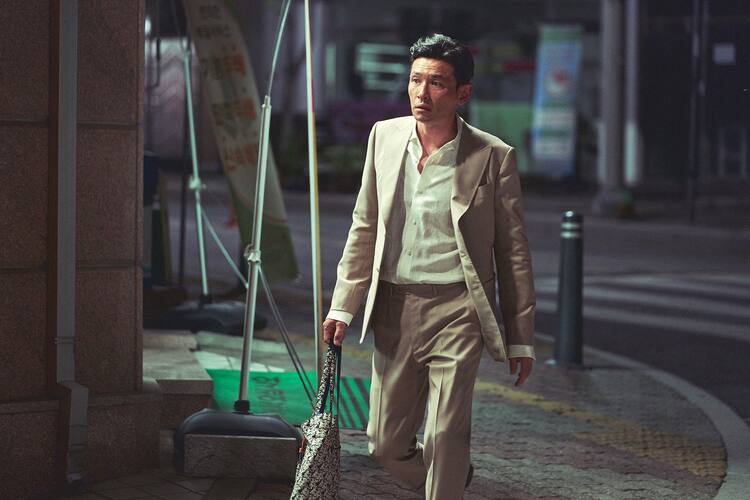 ファン ジョンミンを覆面の男たちが襲撃 人質 韓国トップスター誘拐事件 新映像 映画ナタリー