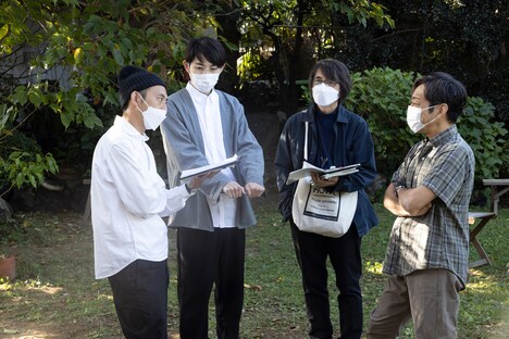 「宮松と山下」メイキング写真。左から関友太郎、平瀬謙太朗、佐藤雅彦、香川照之。