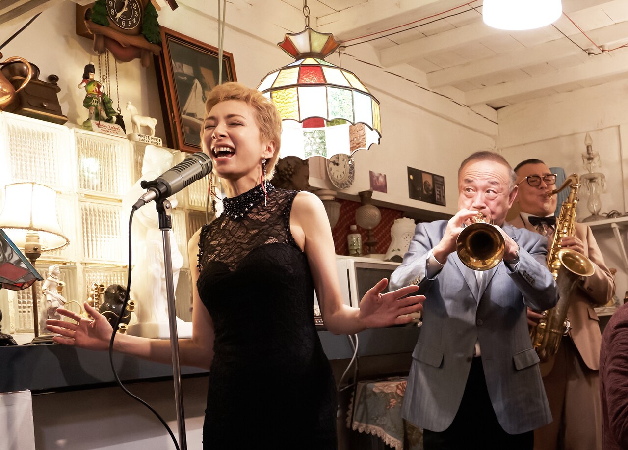 梅宮万紗子×大森博史「リ、ライト」ジャズの生演奏シーン捉えた場面写真と予告解禁