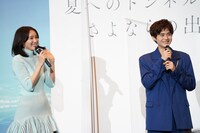 左から飯豊まりえ、鈴鹿央士。