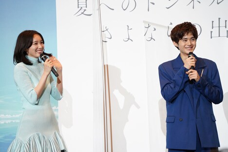 左から飯豊まりえ、鈴鹿央士。