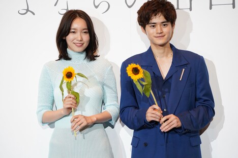 左から飯豊まりえ、鈴鹿央士。