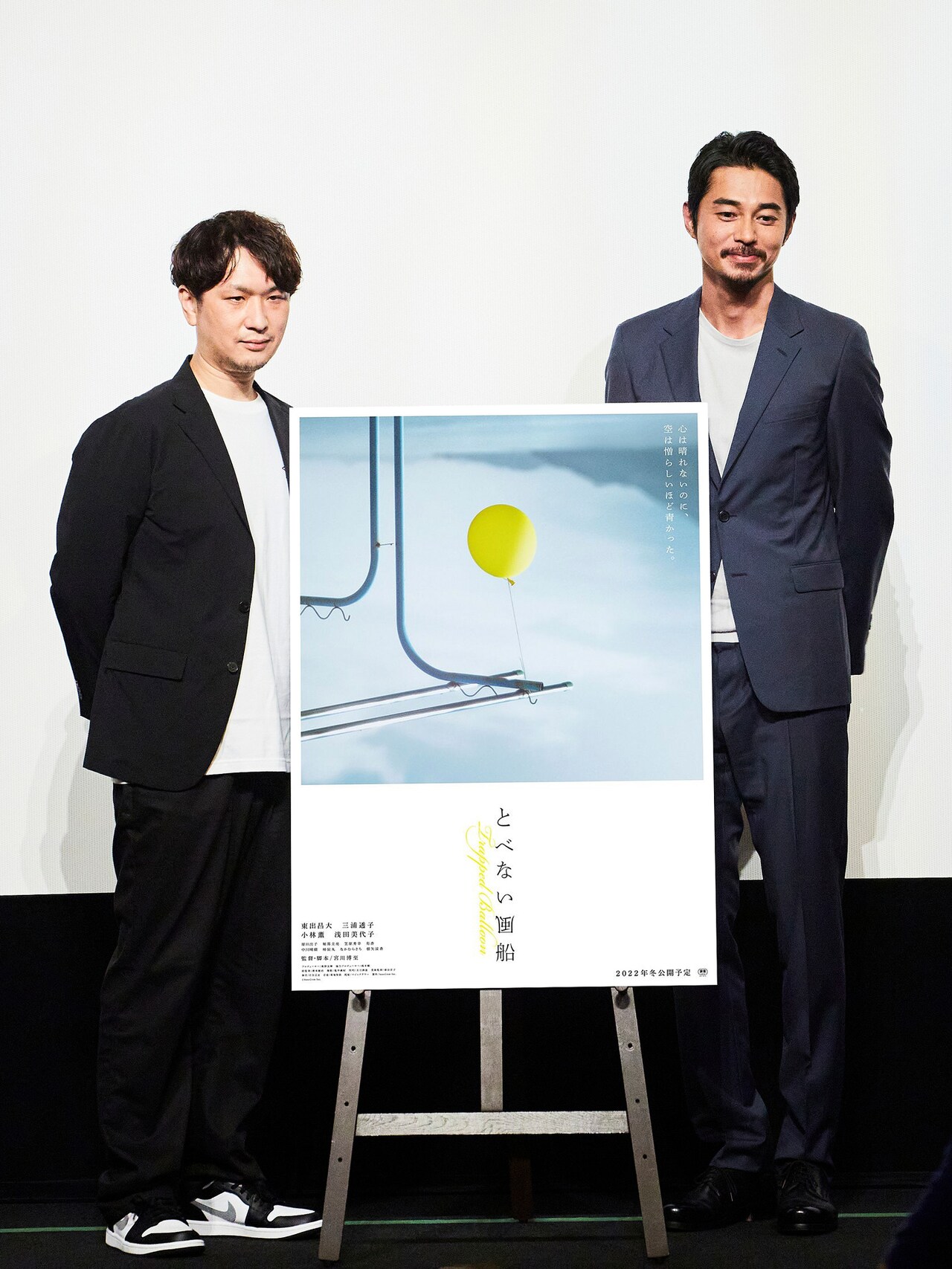 7月26日に広島市内で行われた記者発表の様子。左から宮川博至、東出昌大。