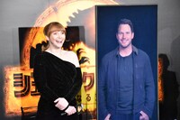 左からブライス・ダラス・ハワード、クリス・プラット。