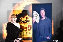 扇子を仰ぐクリス・プラット（右）。