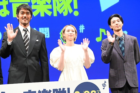 左から阿部寛、清野菜名、高杉真宙。