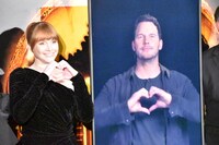 左からブライス・ダラス・ハワード、クリス・プラット。