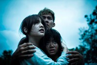 「紅い服の少女 第二章 真実」キービジュアル