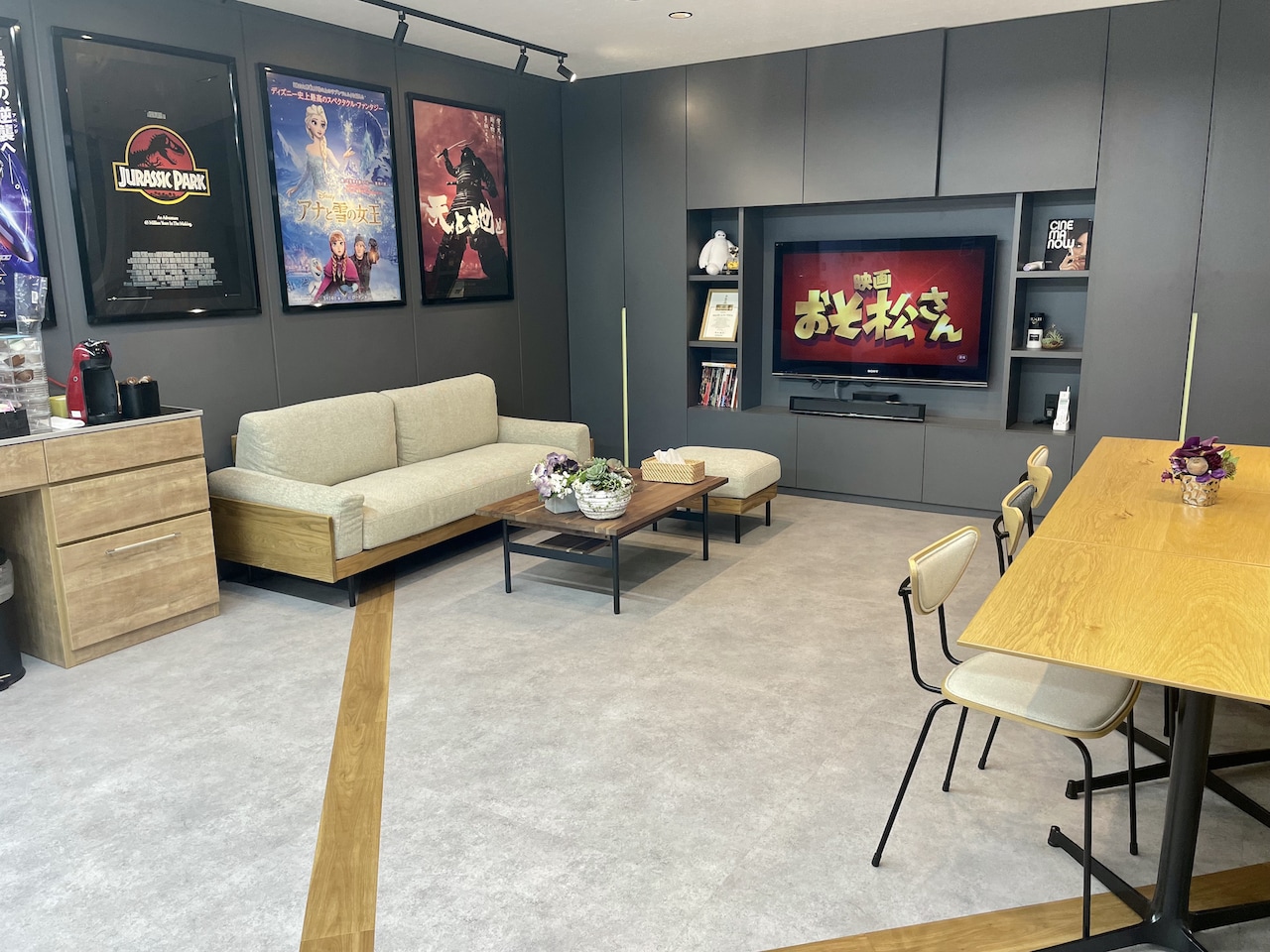 ガル・エンタープライズのオフィス内の様子。