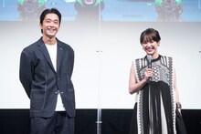 左から佐藤寛太、平祐奈。