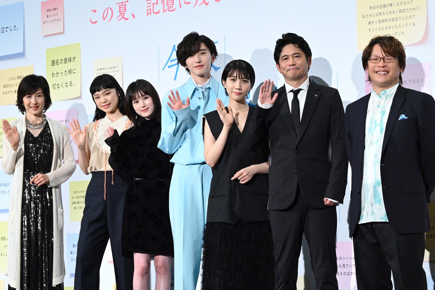 「今夜、世界からこの恋が消えても」初日舞台挨拶の様子。