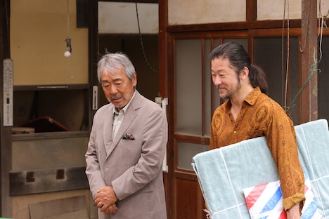 左から寺尾聰、浅野忠信。