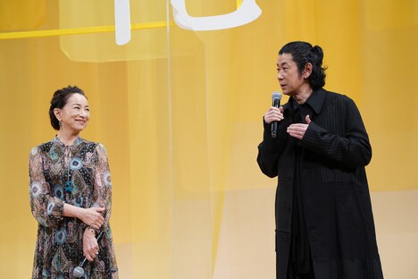 左から原田美枝子、永瀬正敏。