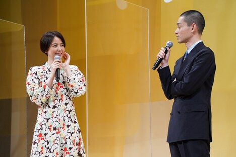 左から長澤まさみ、菅田将暉。