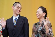 左から菅田将暉、原田美枝子。
