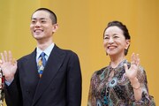 左から菅田将暉、原田美枝子。