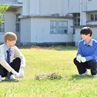 草むしり中の佐藤新、織山尚大が見つめ合う「高天」新写真、OP主題歌はSano ibuki