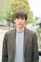 大沢亮二を演じる内藤秀一郎。