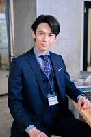 伊槻佳祐を演じる織部典成。