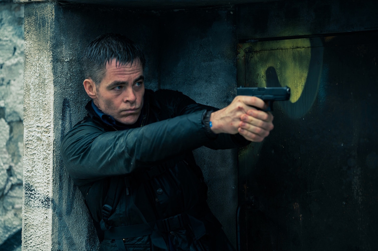 クリス・パインが世界を揺るがす陰謀に挑む「ザ・コントラクター」予告公開