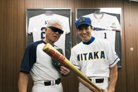 左から小沢仁志、高嶋政宏。