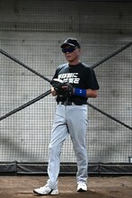 投球練習を行う小沢仁志。