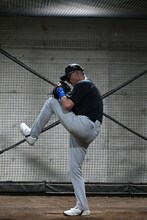 投球練習を行う小沢仁志。