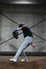 投球練習を行う小沢仁志。