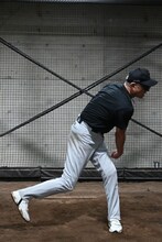 投球練習を行う小沢仁志。