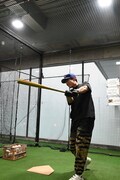 打撃練習を行う高嶋政宏。