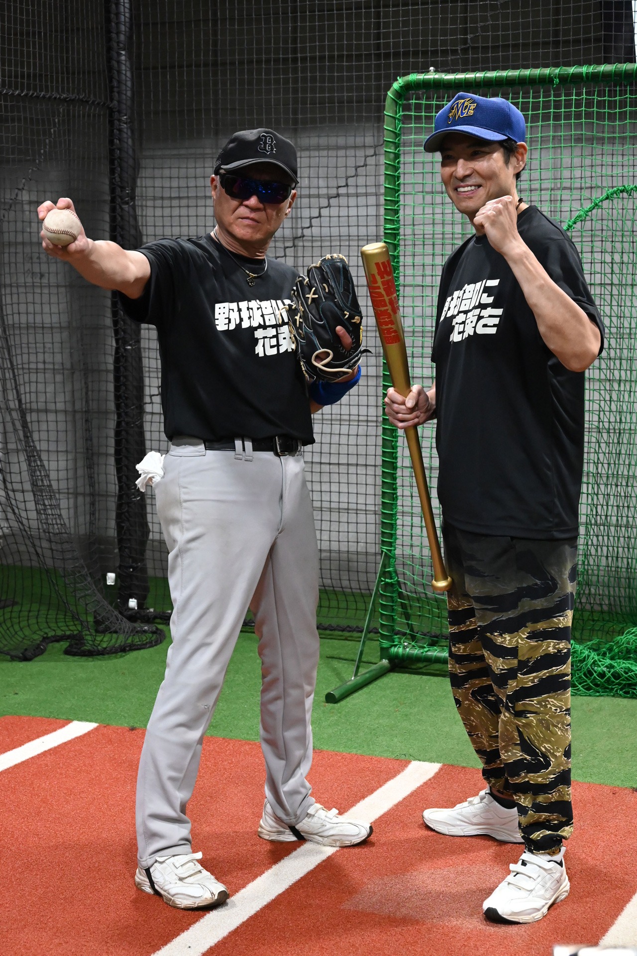 左から小沢仁志、高嶋政宏。