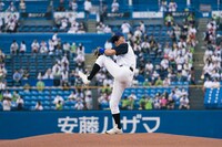 投球する小沢仁志。