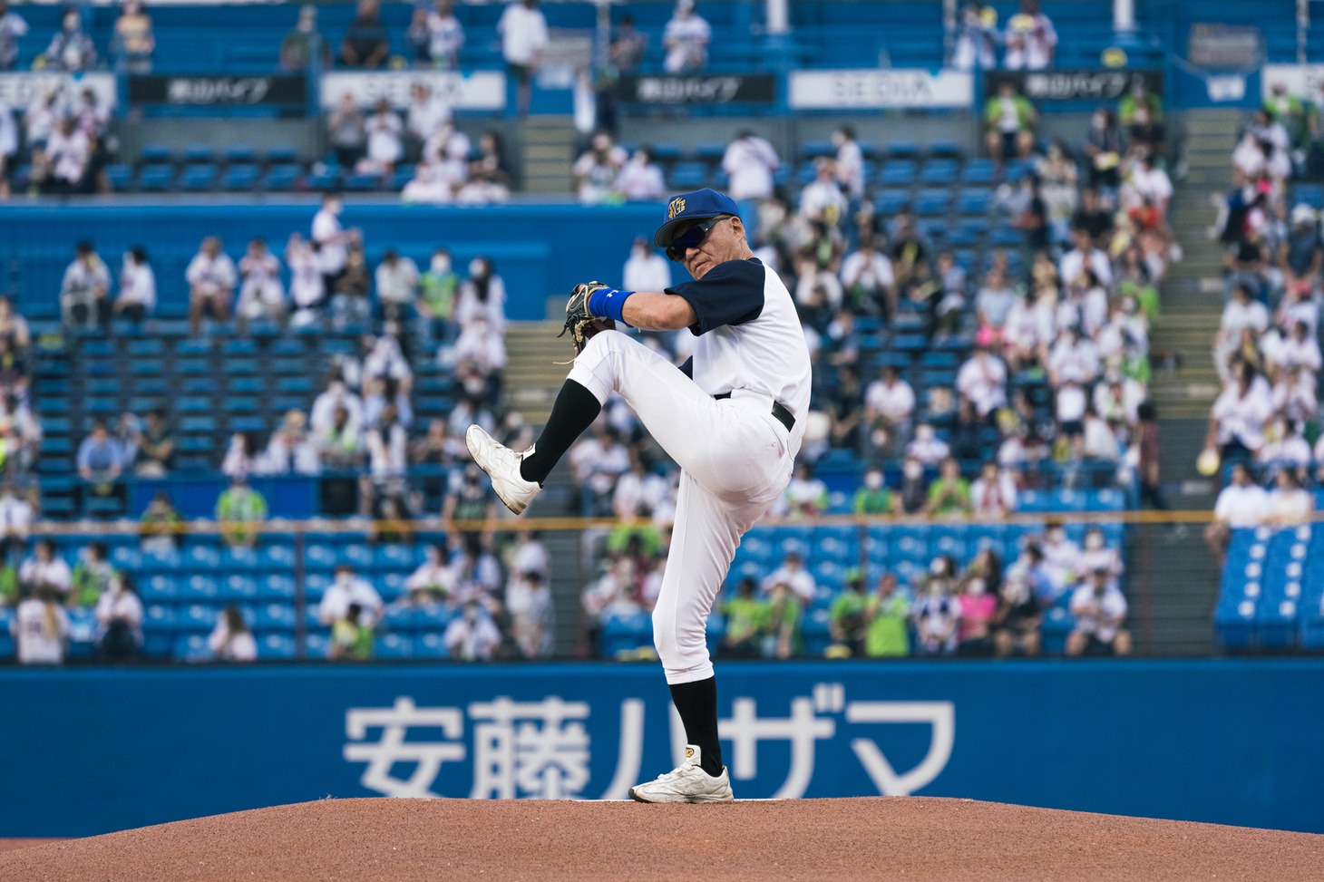 投球する小沢仁志。