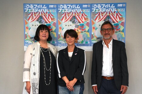 第44回ぴあフィルムフェスティバル2022ラインナップ発表会の様子。左から荒木啓子、三島有紀子、アルベルト・マナイ。