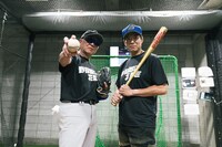 公開練習にて、左から小沢仁志、高嶋政宏。