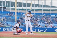 バットを構える高嶋政宏。