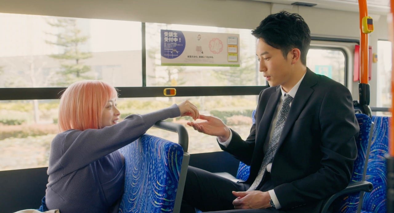 「バイオレンスアクション」本編映像、橋本環奈と杉野遥亮がバスで運命的な出会い