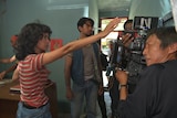 「復讐は私にまかせて」撮影現場でカメラのファインダーをのぞく芦澤明子（右）。