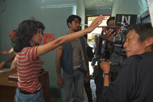 「復讐は私にまかせて」撮影現場でカメラのファインダーをのぞく芦澤明子（右）。